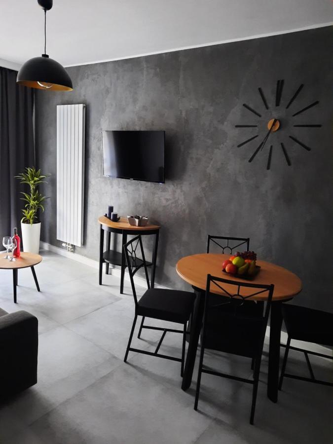 Krysztal A10, Garaz Apartment